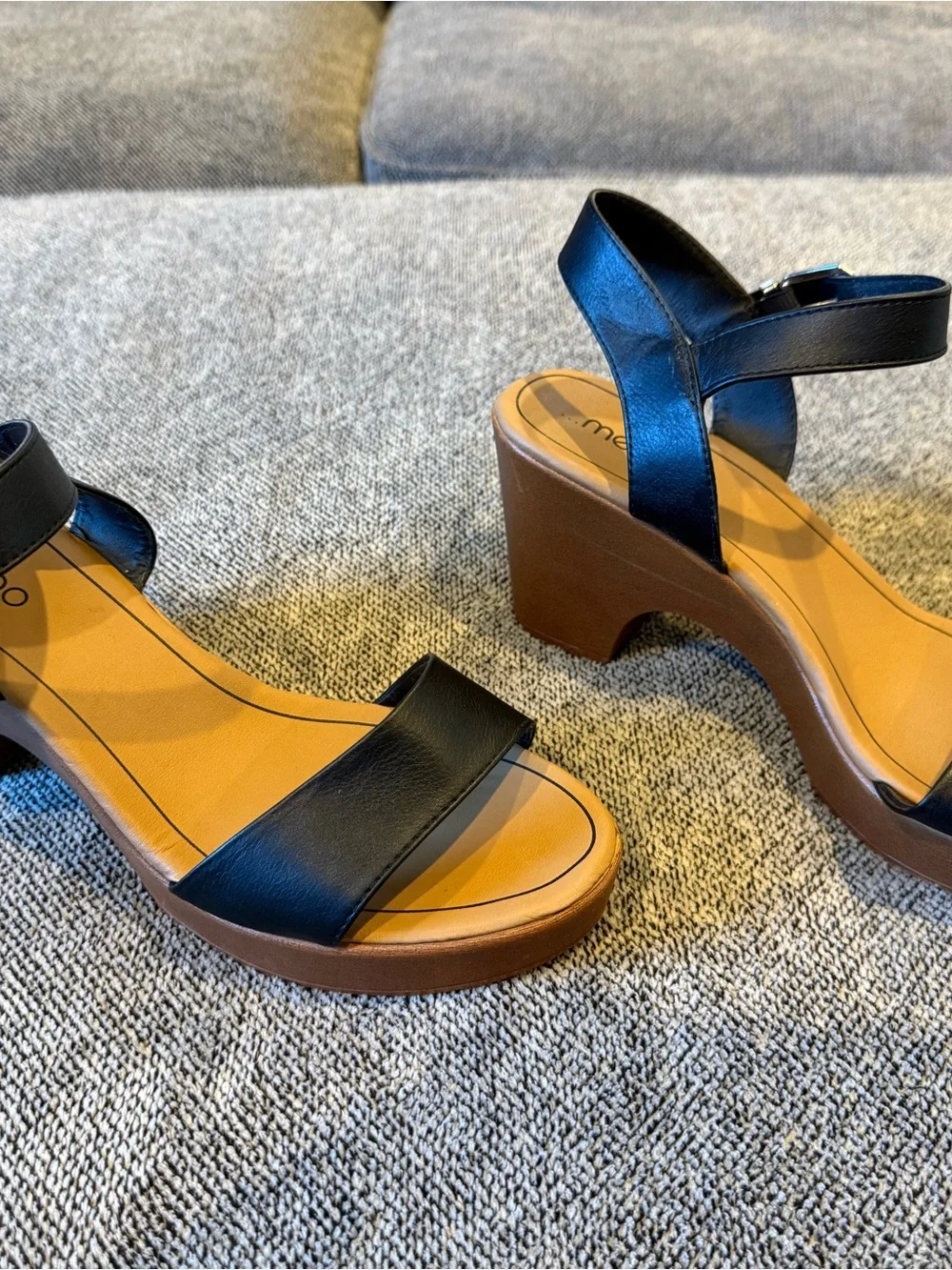 me too Black Leather Open-Toe Ankle-Strap Block Sandals